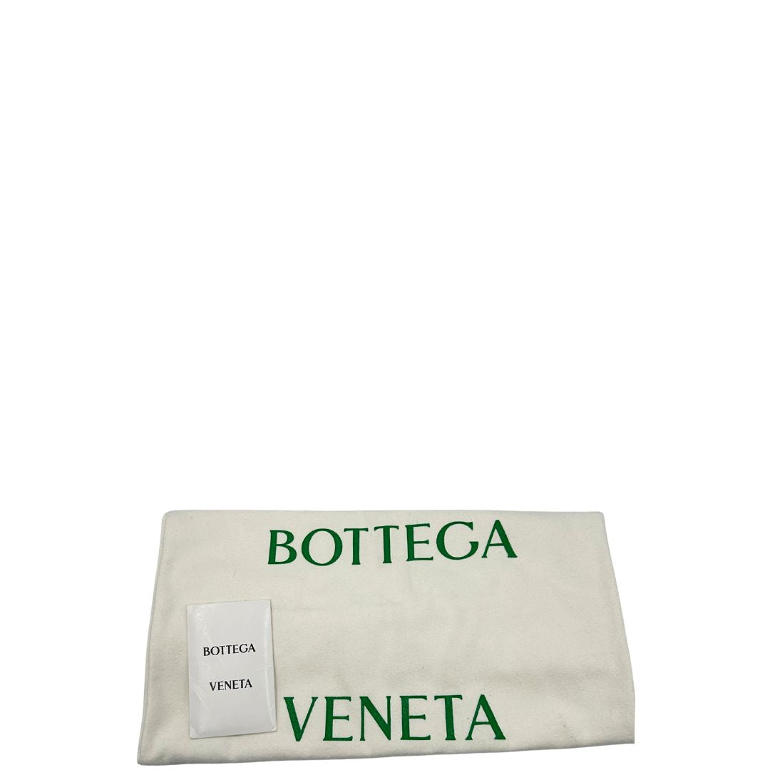 Dustbag di una clutch Bottega Veneta in pelle nera con parti metalliche argentate.