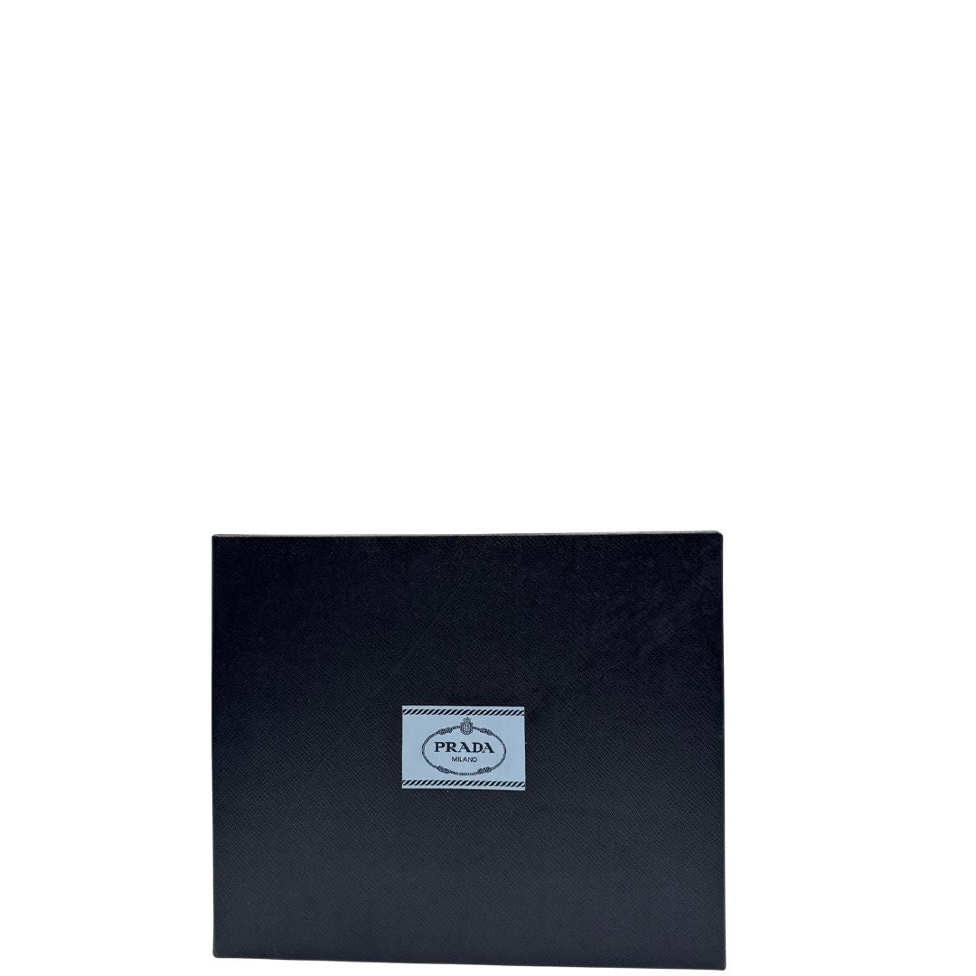 scatola della Borsa Prada in pelle marrone effetto distressed con parti metalliche argentate; munita di un manico singolo e una tracolla amovibile e regolabile. Completa di scatola, di lusso, originale, ottime condizioni.