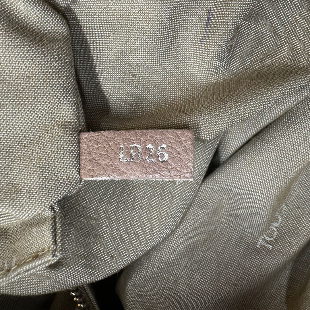 interno Borsa Tod's in pelle martellata color rosa cenere con parti metalliche argentate; munita di doppi manici e una tracolla regolabile. Completa di dustbag, di lusso, originale, ottime condizioni.