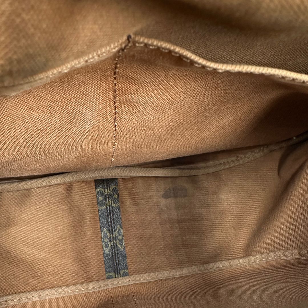 interno Borsa Saumur 35 Louis Vuitton in canvas marrone monogram con finiture in vacchetta naturale e parti metalliche dorate; da indossare a tracolla, di lusso, originale, ottime condizioni.