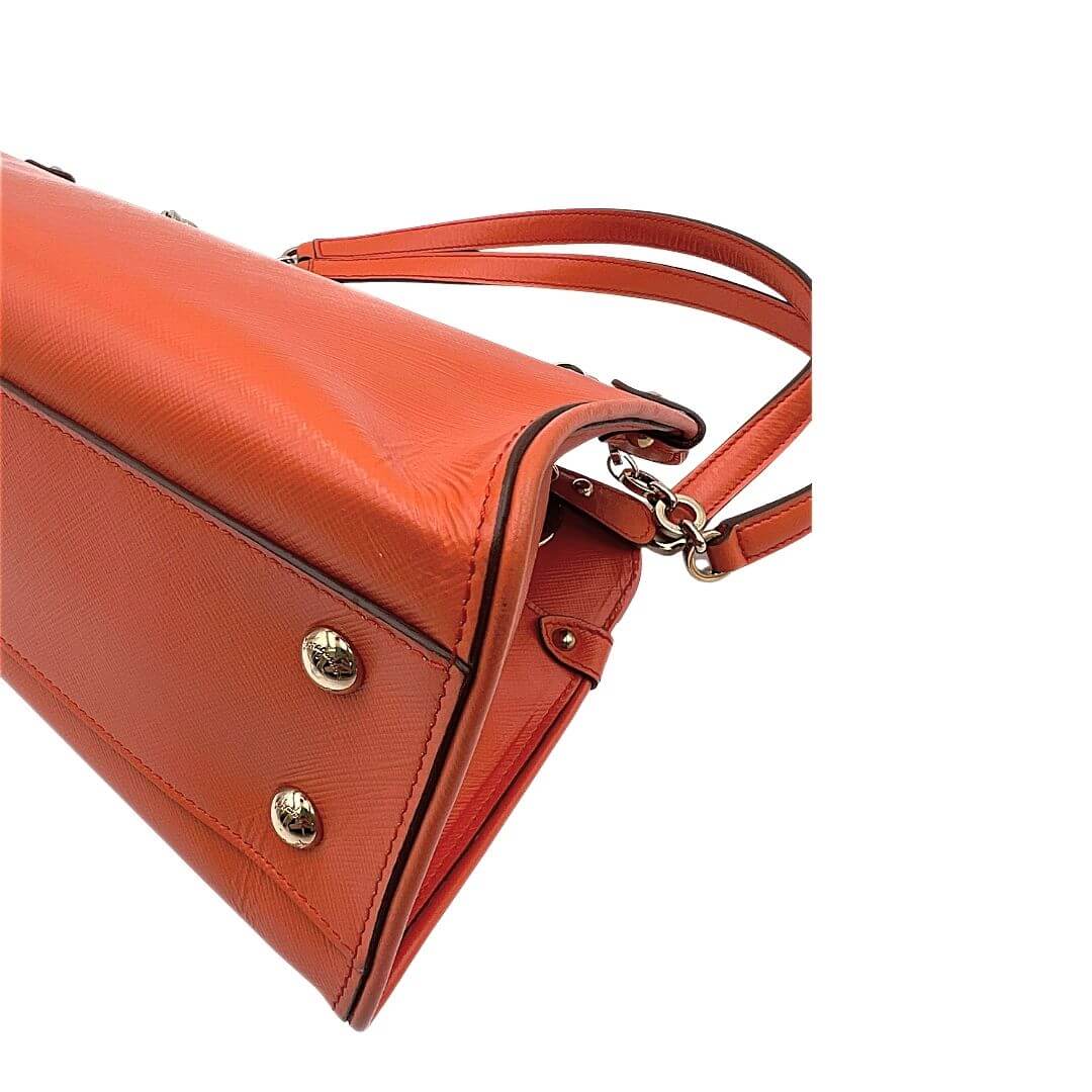 angolo borsa Salvatore Ferragamo in pelle saffiano arancione con hardware dorato; munita di doppi manici in catena e spallaccio in pelle. Completa di dustbag.