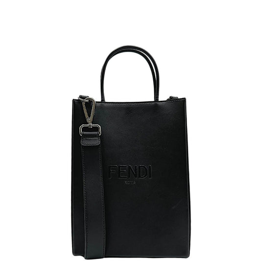 Borsa Fendi in pelle nera con parti metalliche argentate, munita di doppi manici e una tracolla amovibile e regolabile. Completa di dustbag e cartellino.