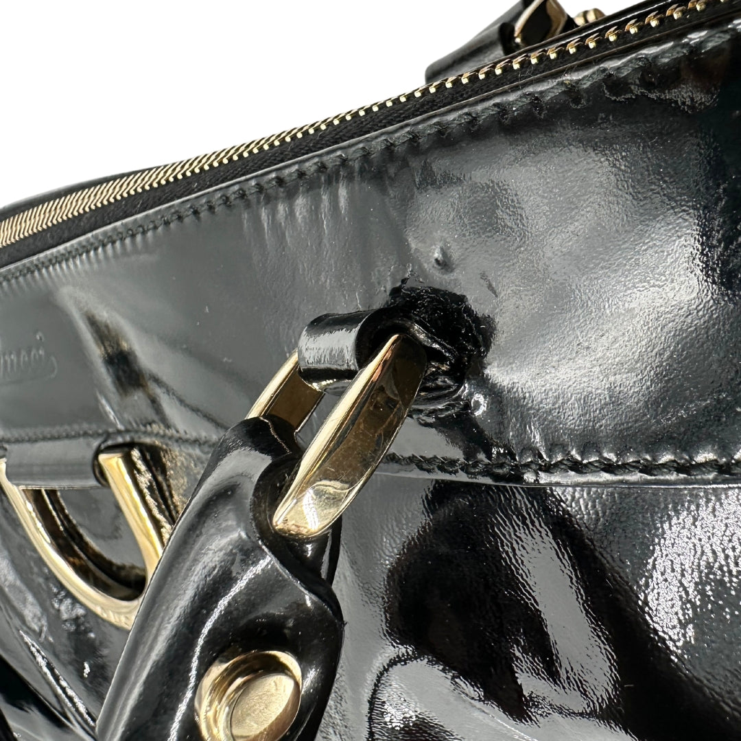 Borsa Gucci D-Ring in pelle verniciata nera con parti metalliche dorate; da indossare a spalla. Completa di dustbag. Originale, usato, in condizioni buone.