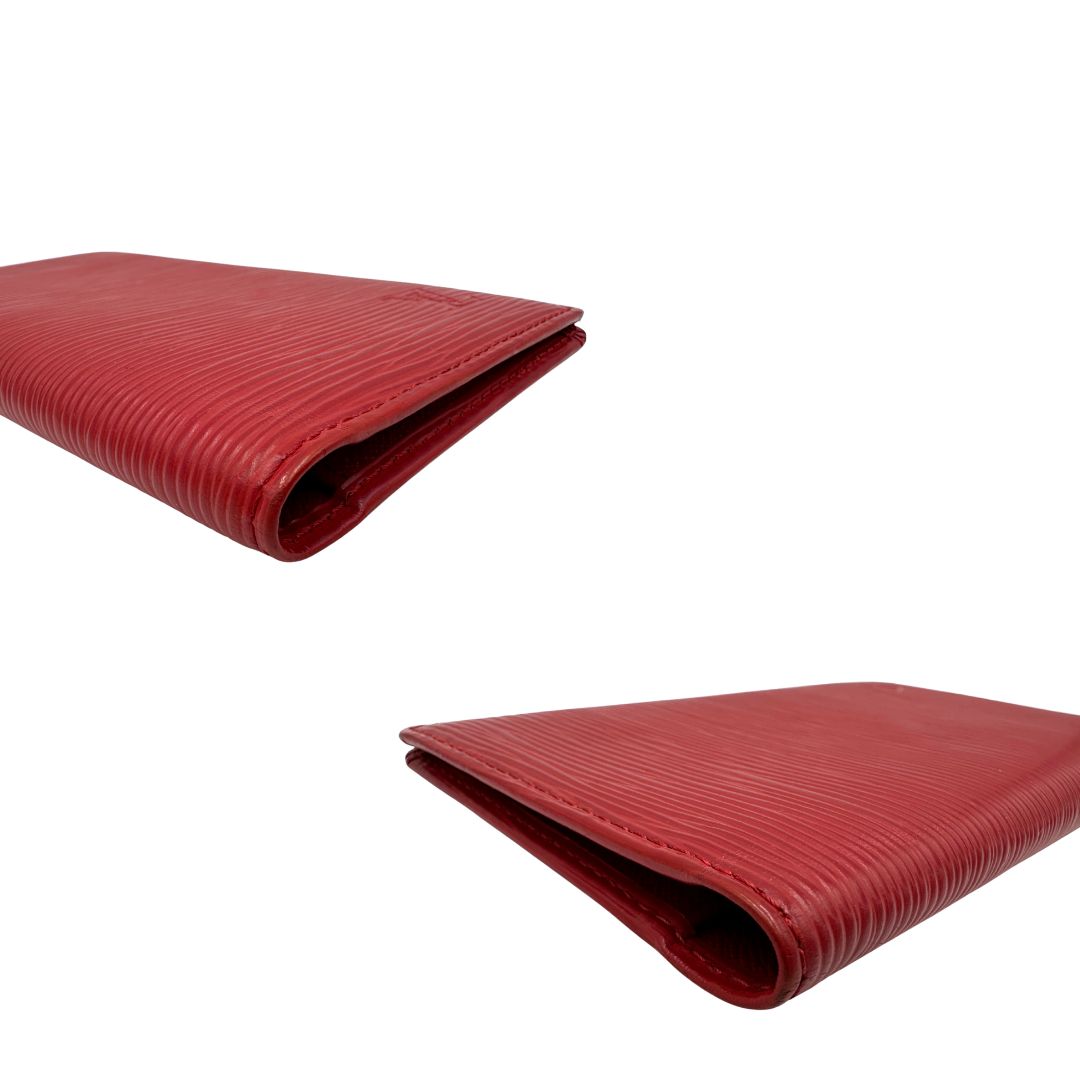 Angoli Portacarte Louis Vuitton in pelle Epi rossa; completo di dustbag, di lusso, originale, usato.
