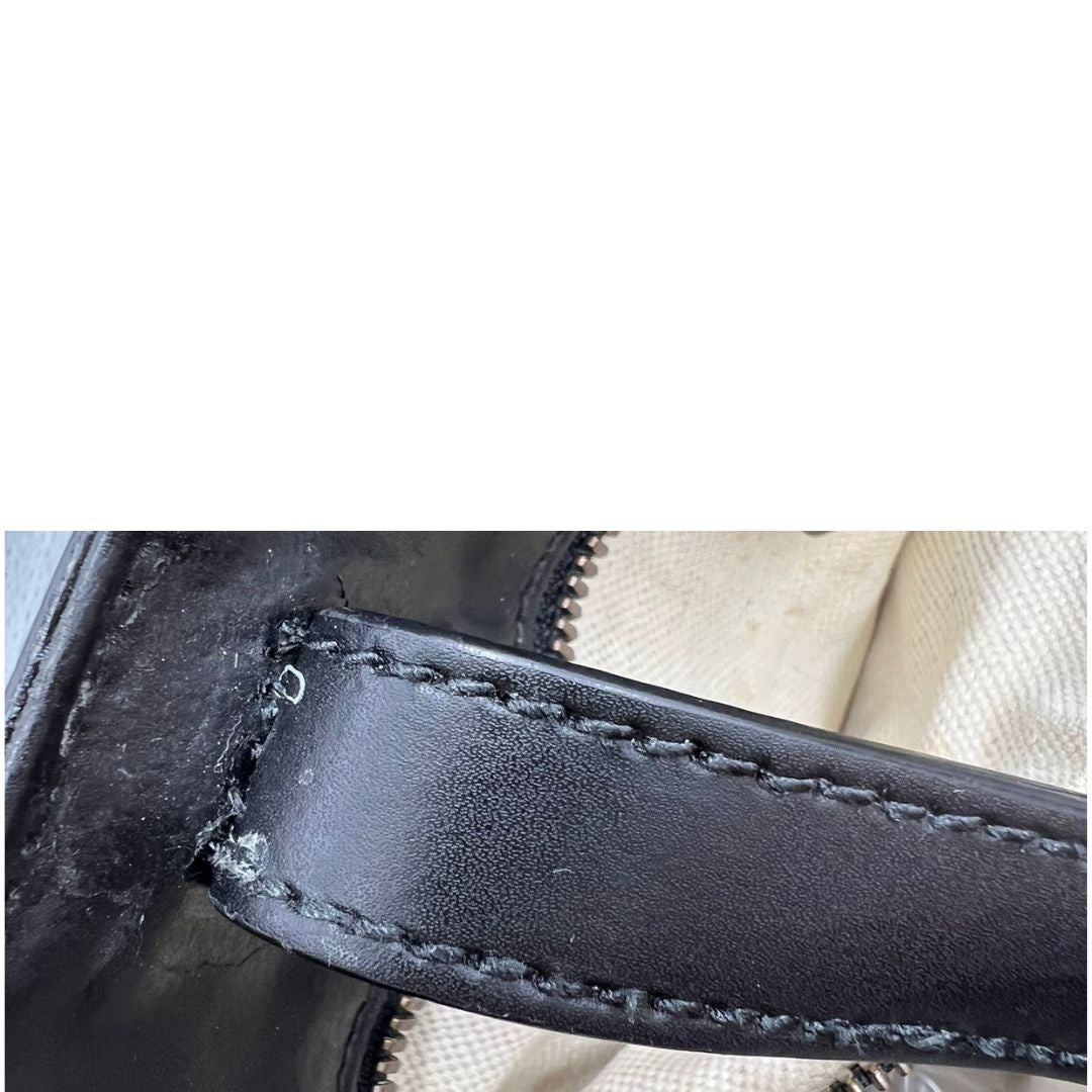 Borsa Gucci in canvas GG Supreme con parti metalliche dorate e finiture in pelle nera; munita di doppi manici stondati e una tracolla amovibile. Completa di dustbag