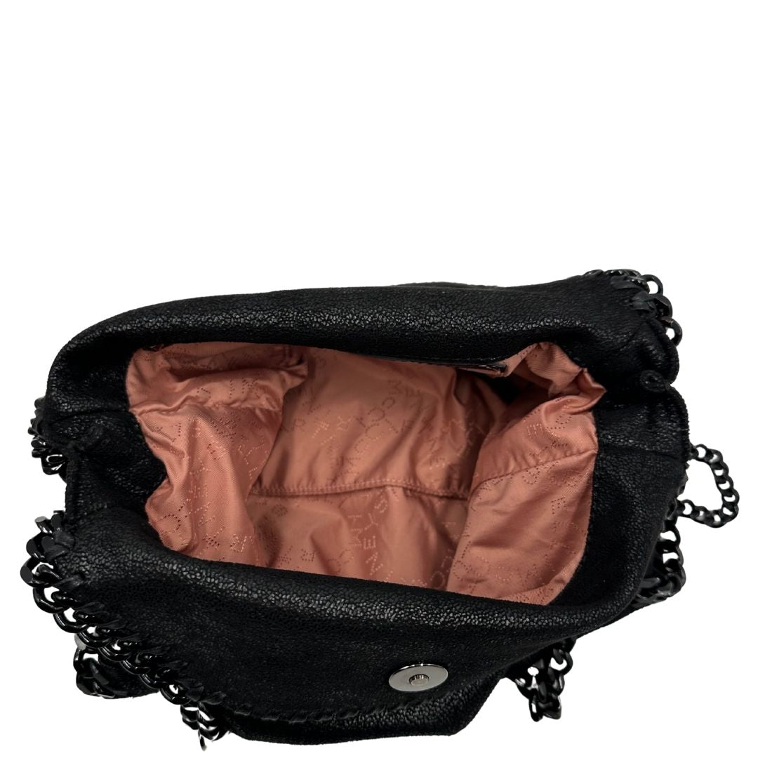 interno Borsa Stella McCartney Falabella in tessuto vegano nero con parti metalliche tono su tono. Completa di dustbag, di lusso, originale, eccellenti condizioni.