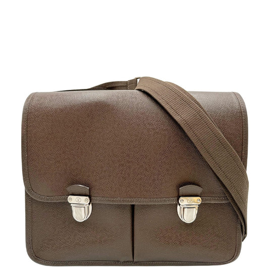 Cartella in canvas marrone con parti metalliche argentate; munita di una tracolla in tessuto regolabile