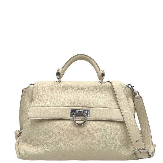 Borsa Salvatore Ferragamo in pelle martellata bianca con parti metalliche argentate, munita di un manico singolo e una tracolla amovibile e regolabile.