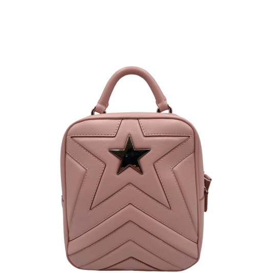 Zaino Stella McCartney in ecopelle rosa matelassé con parti metalliche argentate, munito di un manico singolo e bretelle regolabili. Rifinito con logo sul front. Completo di dustbag. Originale, usato, in condizioni eccellenti.