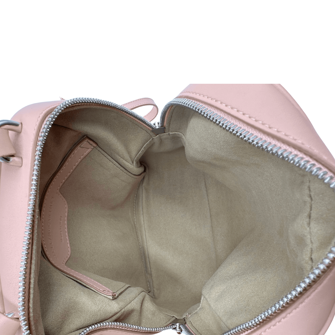 Interno Zaino Stella McCartney in ecopelle rosa matelassé con parti metalliche argentate, munito di un manico singolo e bretelle regolabili. Rifinito con logo sul front. Completo di dustbag. Originale, usato, in condizioni eccellenti.