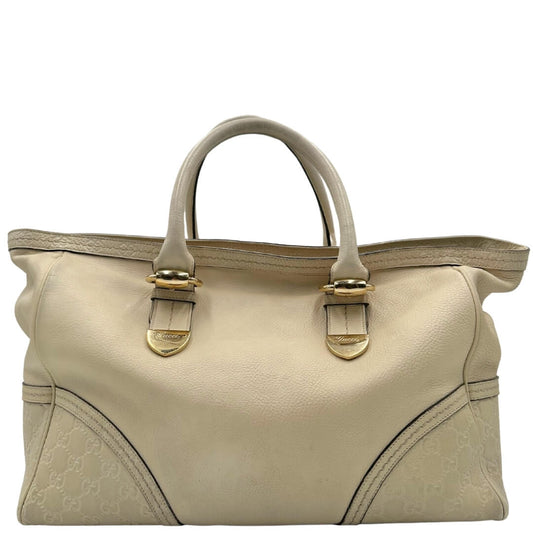 Shopper Gucci in pelle martellata color avorio con dettagli in trama GG. Munita di doppi manici stondati e parti metalliche dorate. Originale, usato, in condizioni ottime.