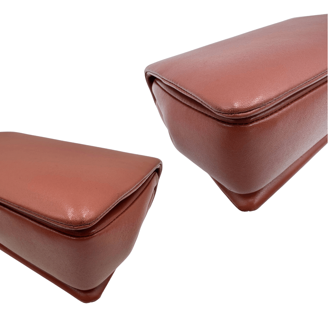 Angoli di una borsa One Stud Valentino Garavani in pelle color marsala con tracolla in catena scorrevole e iconica chiusura con maxi borchia piramidale. Completa di dustbag.