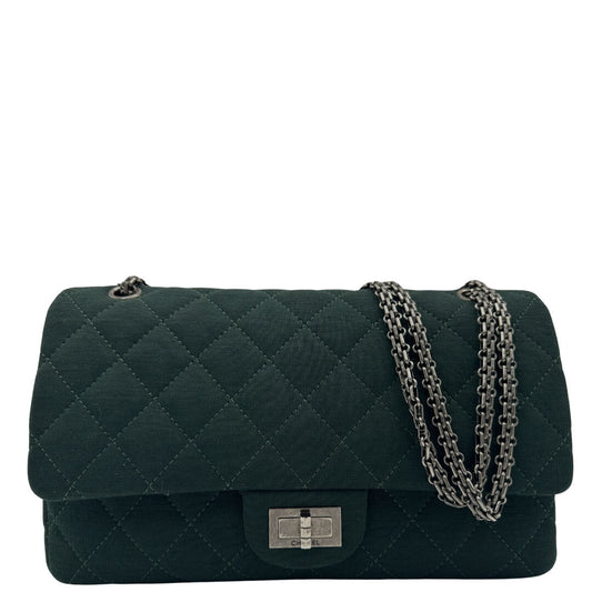 Front di una borsa Chanel 2.55 in tessuto verde pino trapuntato con parti metalliche argento anticato. Munita di una tracolla scorrevole in catena. Indossabile a spalla e a tracolla. Completa di dustbag e card d'autenticità.