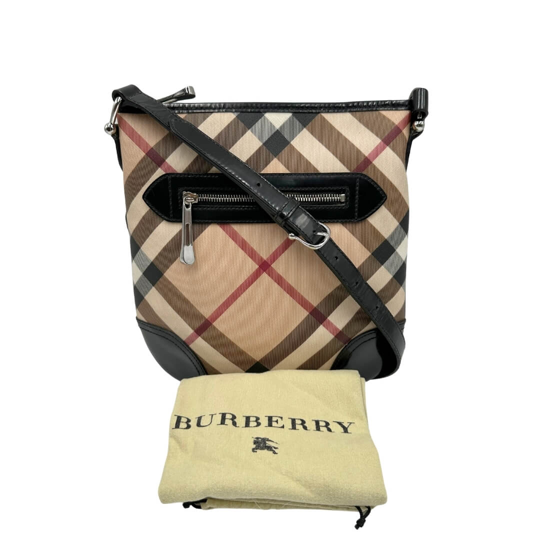 Borsa Burberry in canvas beige con trama tartan, finiture in pelle nera e parti metalliche argentate. Munita di tracolla fissa regolabile con fibbia. Completa di dustbag. Originale, usato, in condizioni ottime.