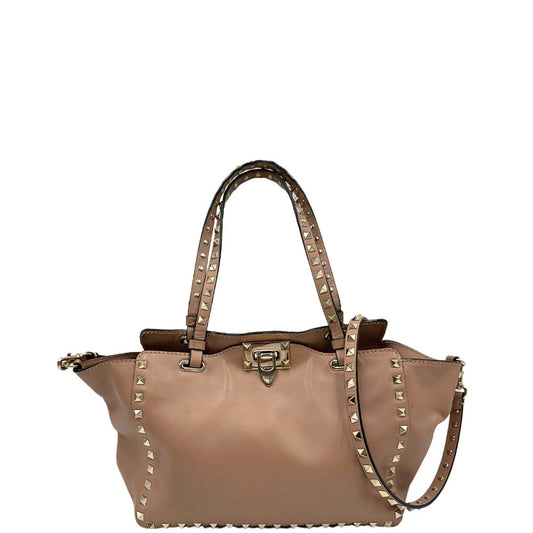 Front Borsa Valentino Garavani Rockstud in pelle rosa antico rifinita con borchie piramidali e parte metalliche dorate, munita di doppi manici e una tracolla amovibile non regolabile