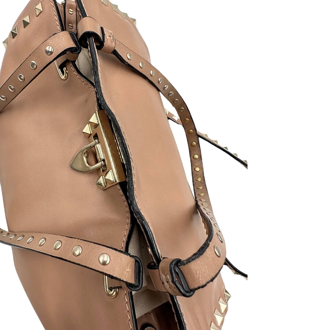 Borsa Valentino Garavani Rockstud in pelle rosa antico rifinita con borchie piramidali e parte metalliche dorate, munita di doppi manici e una tracolla amovibile non regolabile