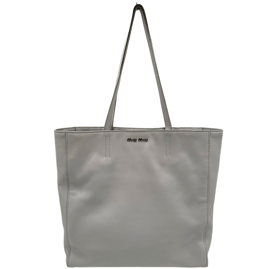 Front Borsa Miu Miu in pelle Grigio chiaro con parti metalliche argentate e doppi manici, e logo lettering in metallo, indossabile a spalla. originale, usata, di lusso, in ottime condizioni.