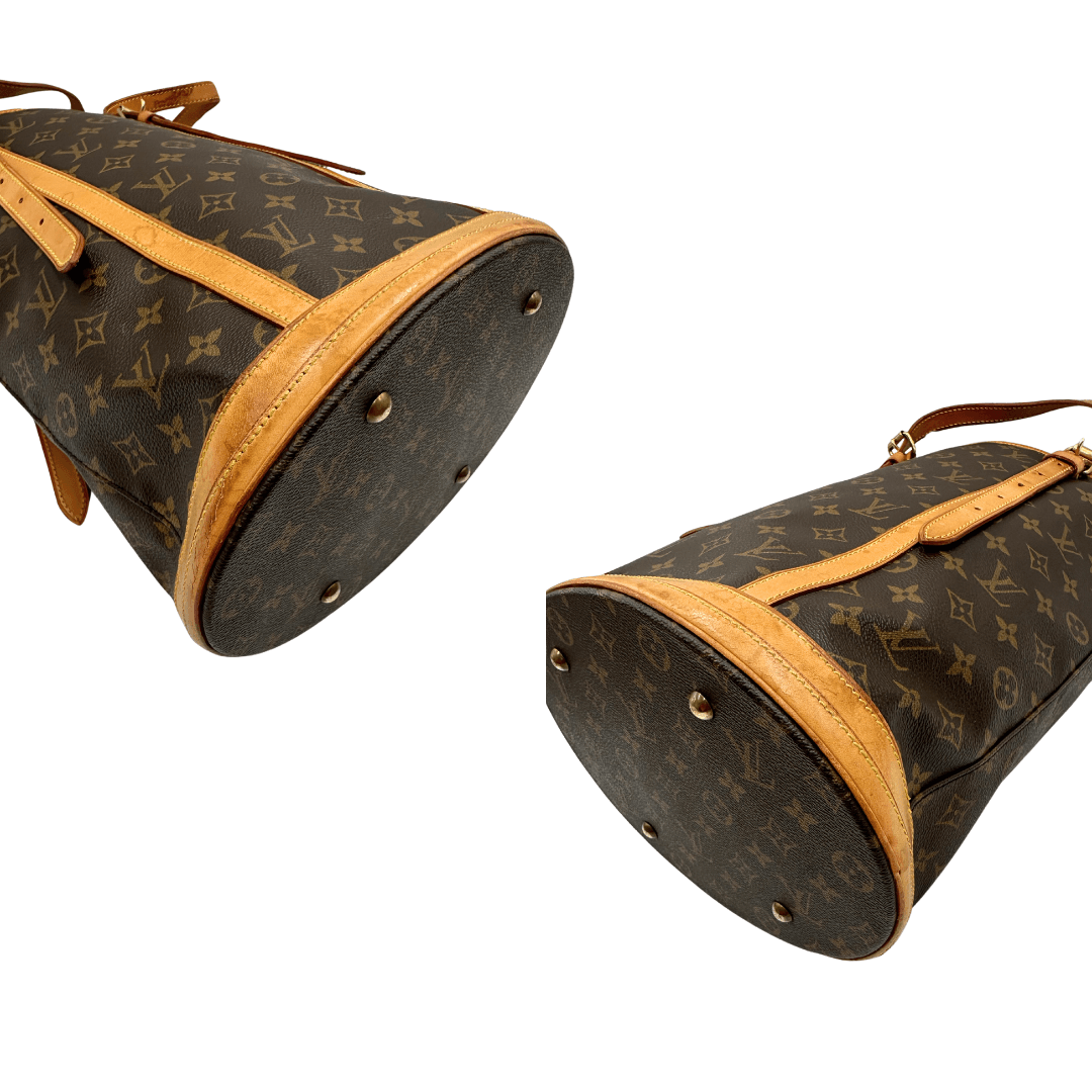 Angoli di un bucket Louis Vuitton in canvas marrone monogram con finiture in vacchetta naturale, manici regolabili con fibbie e parti metalliche dorate.