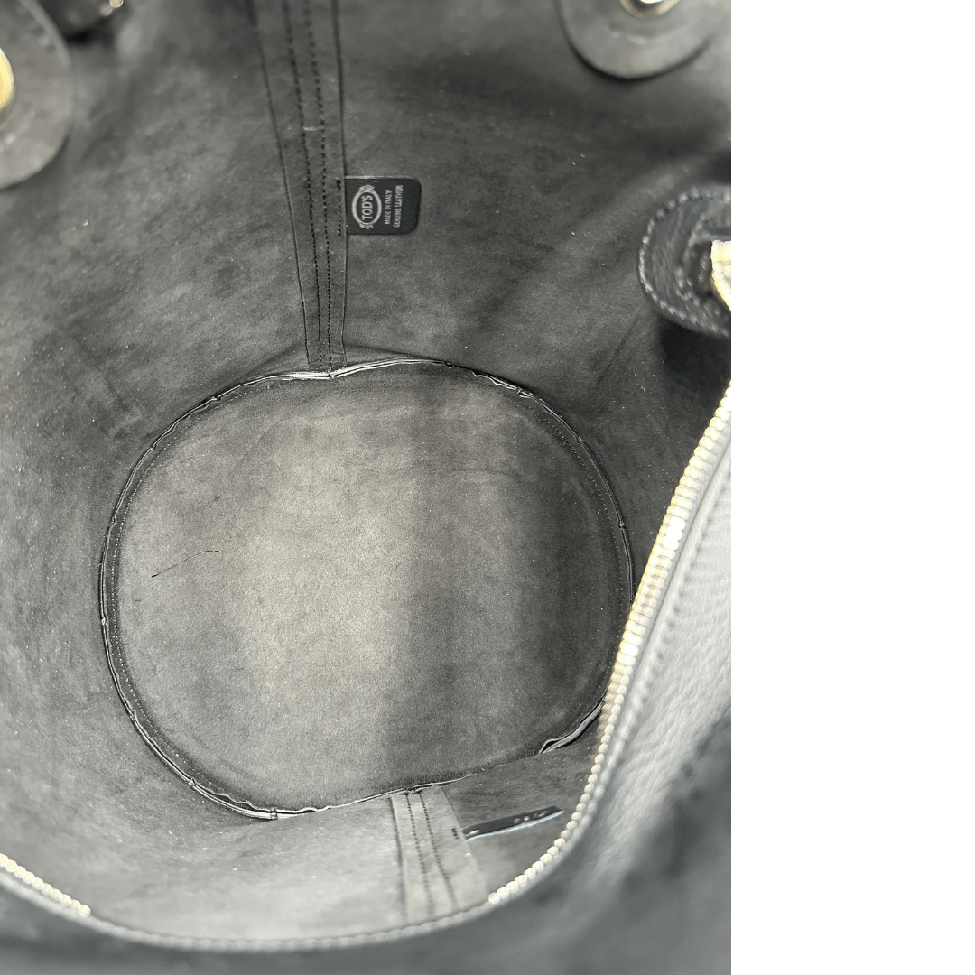 interno Secchiello Tod's in pelle nera munito di una pochette estraibile e amovibile, impreziosito da nappa decorativa. Completo di dustbag e cartellino.