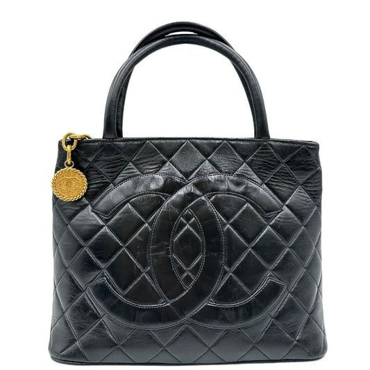 front Borsa Chanel Mèdallion in pelle nera matelassè rifinita con parti metalliche; munita di doppi manici stondati