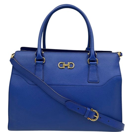 Borsa Salvatore Ferragamo in pelle saffiano blu con parti metalliche dorate; munita di doppi manici stondati e una tracolla amovibile e regolabile