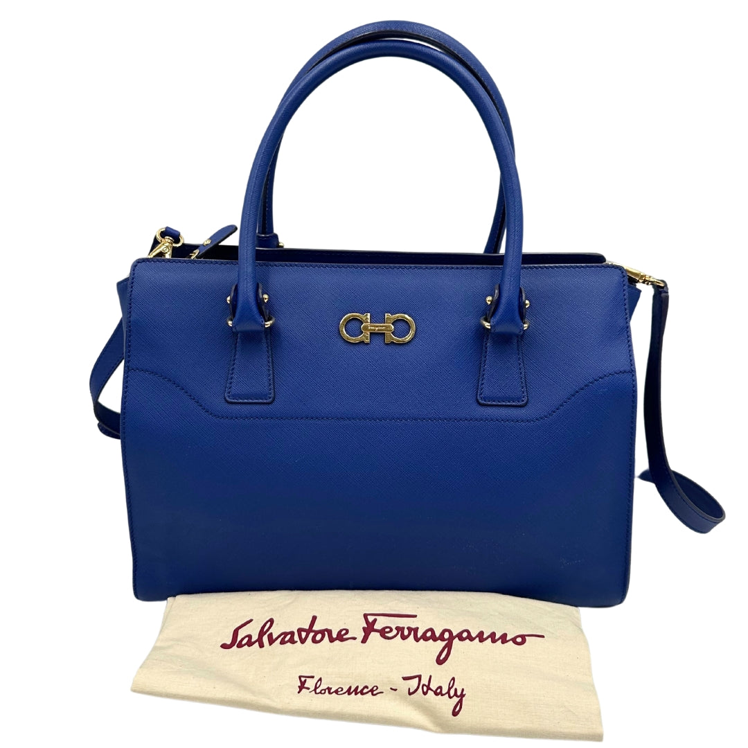 Borsa Salvatore Ferragamo in pelle saffiano blu con parti metalliche dorate; munita di doppi manici stondati e una tracolla amovibile e regolabile