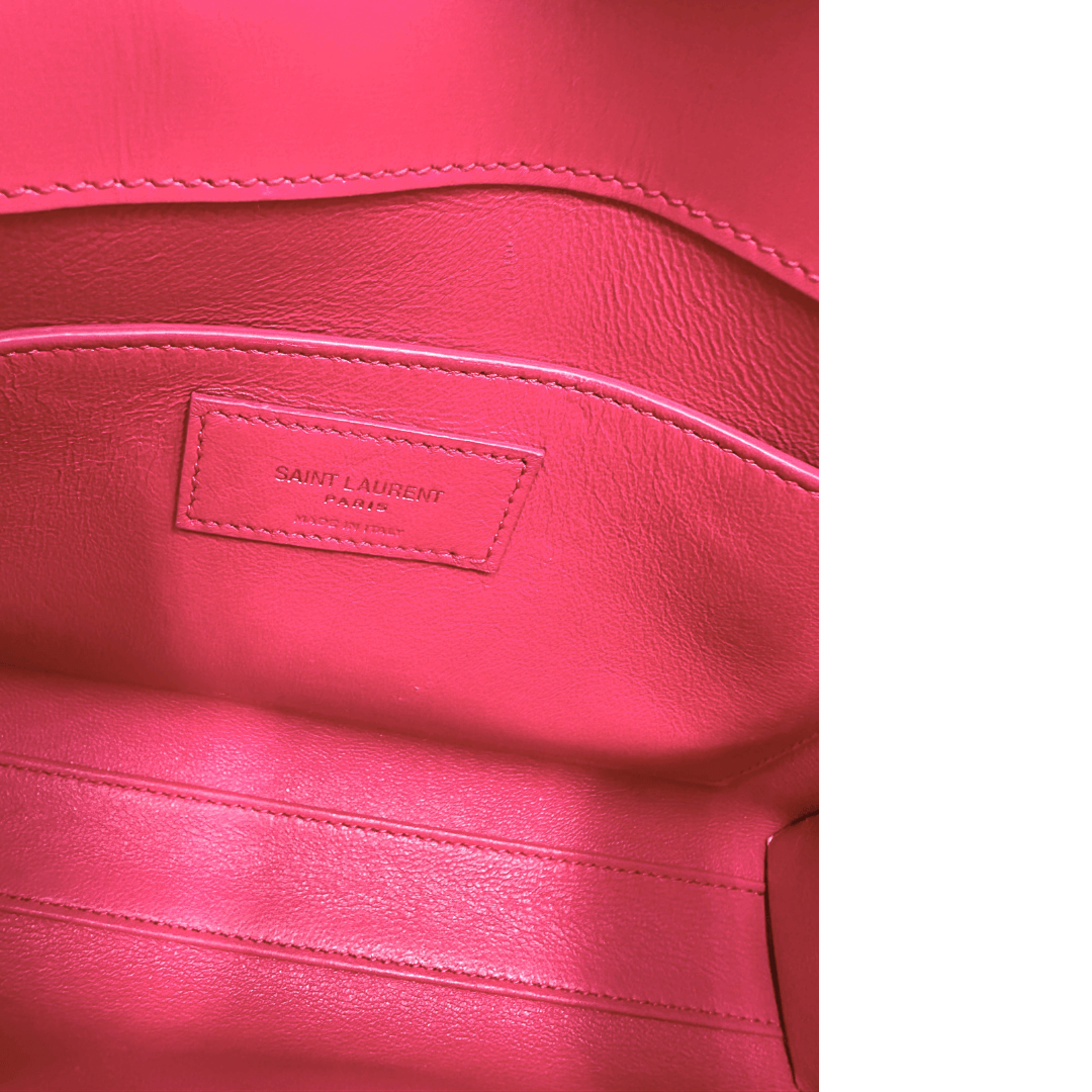 Borsa Saint Laurent in pelle fucsia con parti metalliche dorate, munita di una tracolla allungabile regolabile con fibbia, da portare a spalla oppure a mano