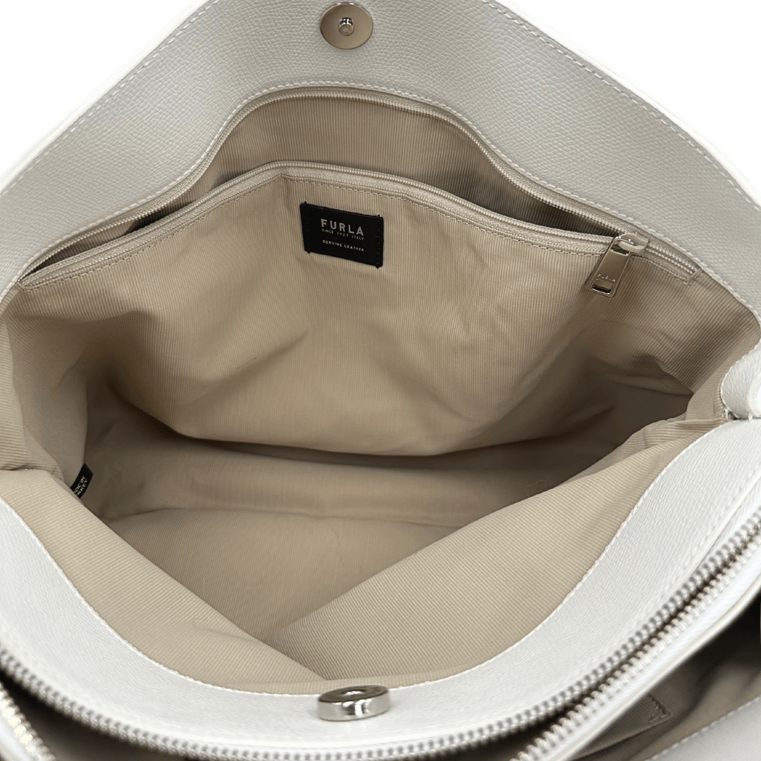 Borsa Furla in pelle saffiano bianca, con parti metalliche argentate, da indossare a spalla.Completa di dustbag.