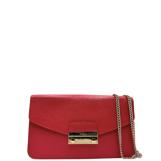 Borsa Furla in pelle rosso fragola con parti metalliche dorate; munita di una tracolla scorrevole in catena