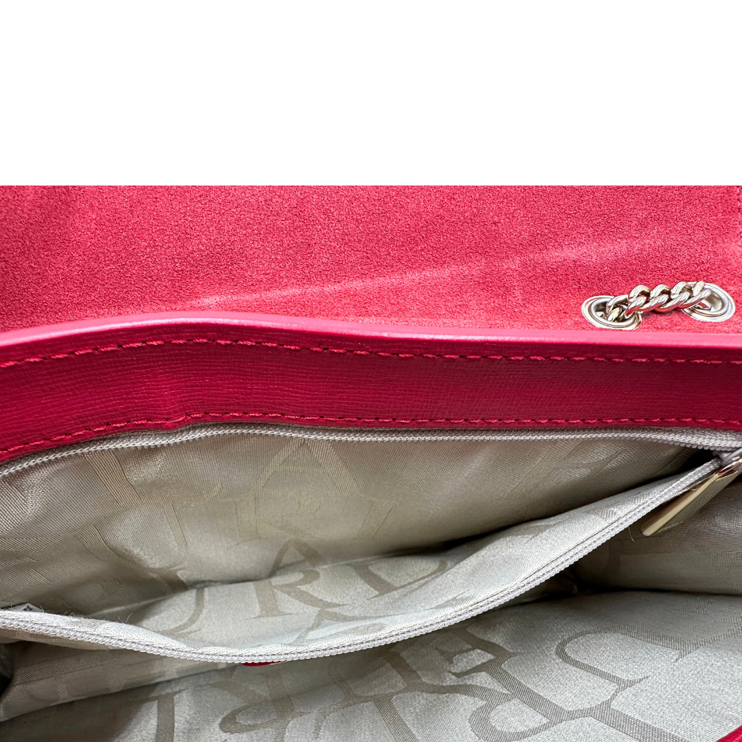Borsa Furla in pelle rosso fragola con parti metalliche dorate; munita di una tracolla scorrevole in catena