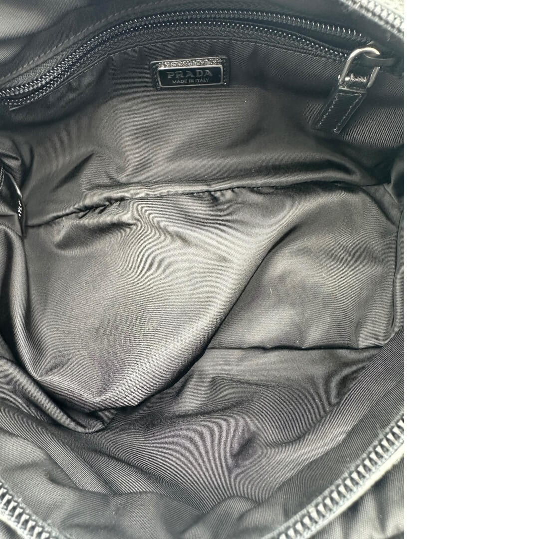 Pochette Prada in nylon nero con finiture in pelle tono su tono e parti metalliche argentate