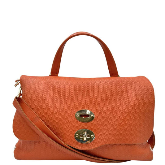 Borsa Zanellato in pelle arancione trama blandine e parti metalliche dorate; munita di un manico singolo e una tracolla amovibile e regolabile.