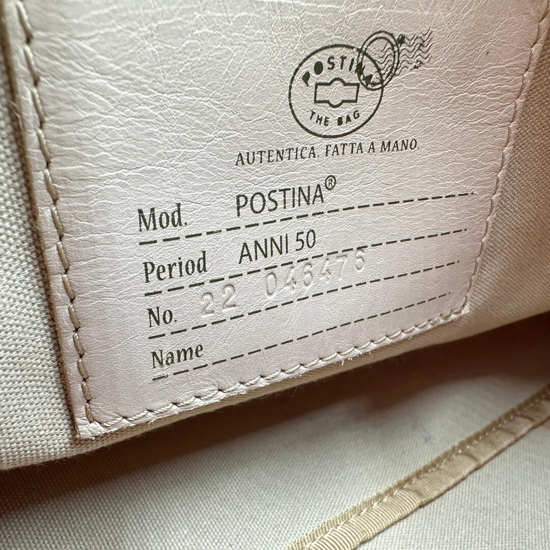 Borsa Zanellato in pelle arancione trama blandine e parti metalliche dorate; munita di un manico singolo e una tracolla amovibile e regolabile.