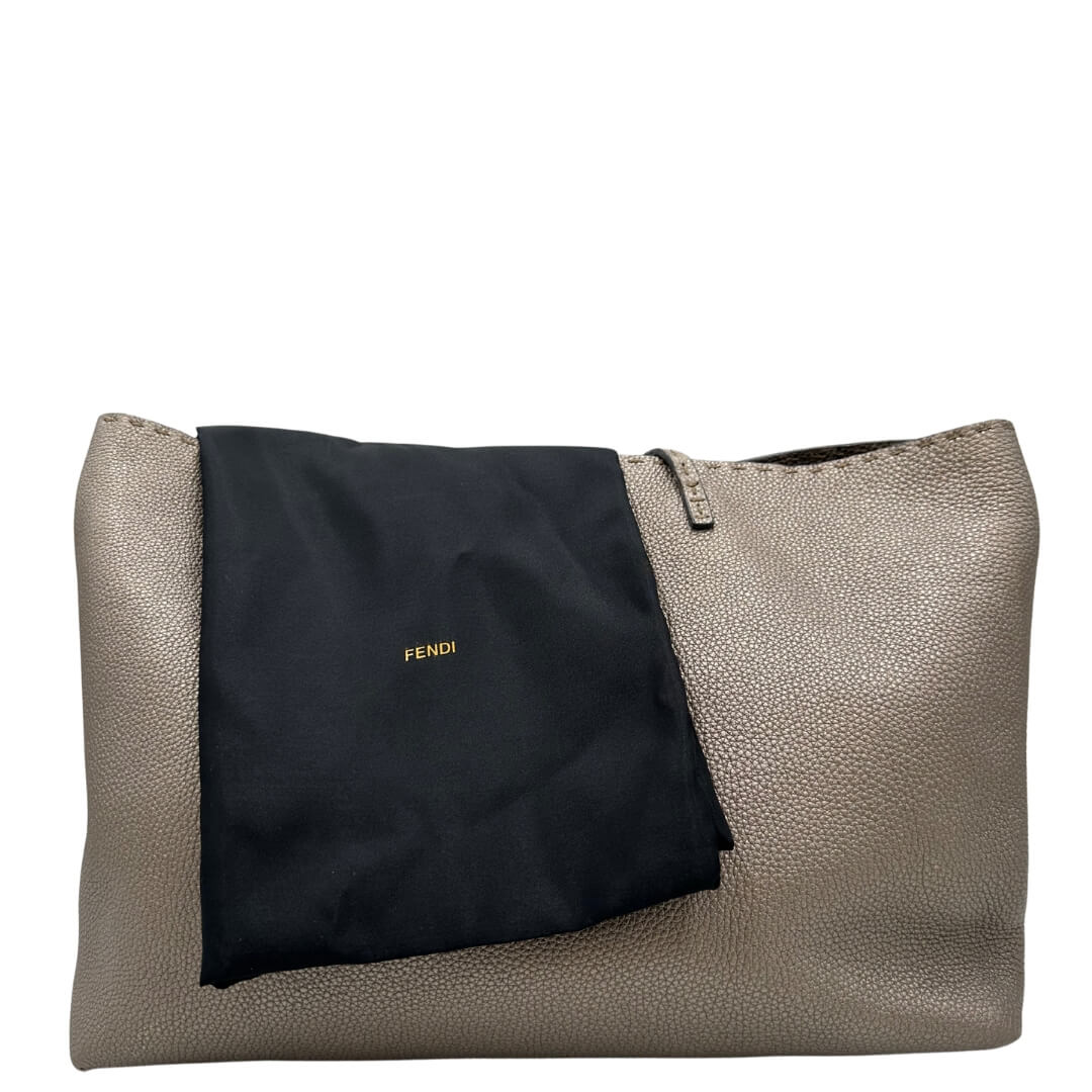 Borsa Fendi in pelle martellata argentata con parti metalliche tono su tono; munita di doppi manici. Completa di dustbag.