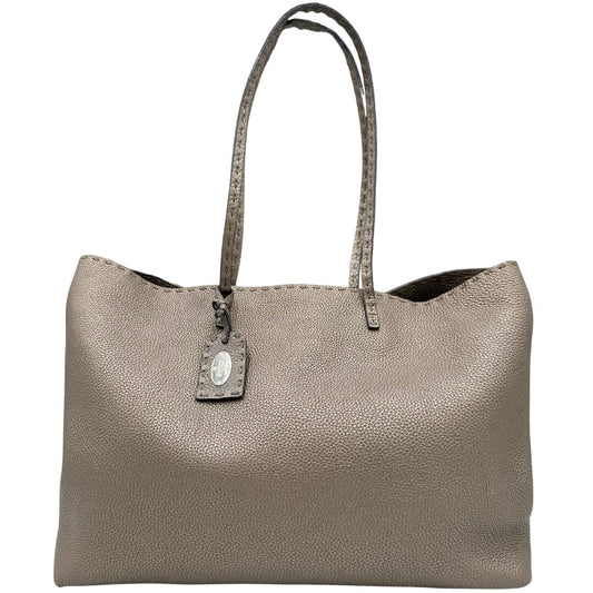Borsa Fendi in pelle martellata argentata con parti metalliche tono su tono; munita di doppi manici. Completa di dustbag.