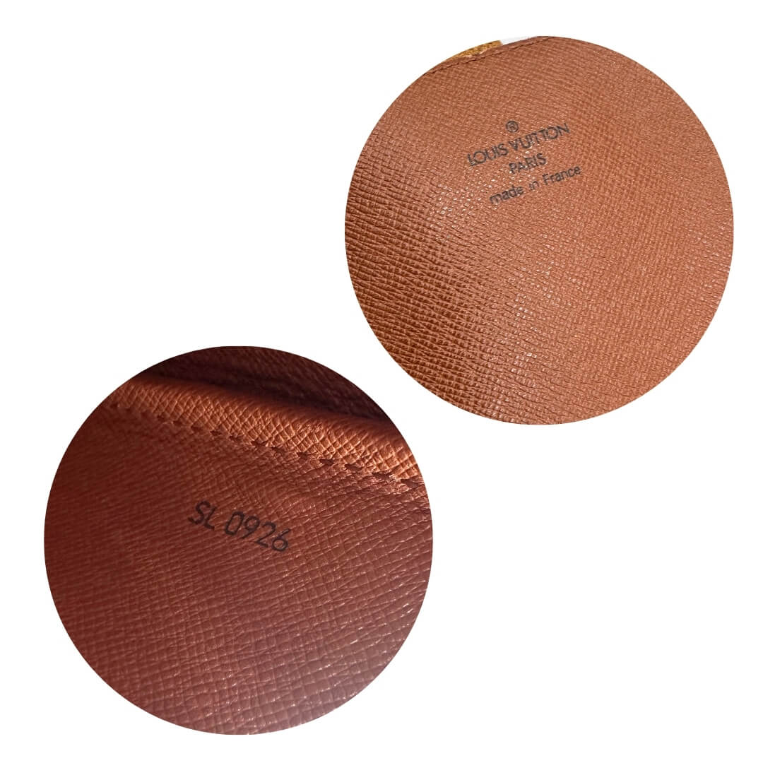 Cartouchiére in canvas marrone monogram con finiture in vacchetta naturale e parti metalliche dorate; munita di una tracolla regolabile e amovibile.