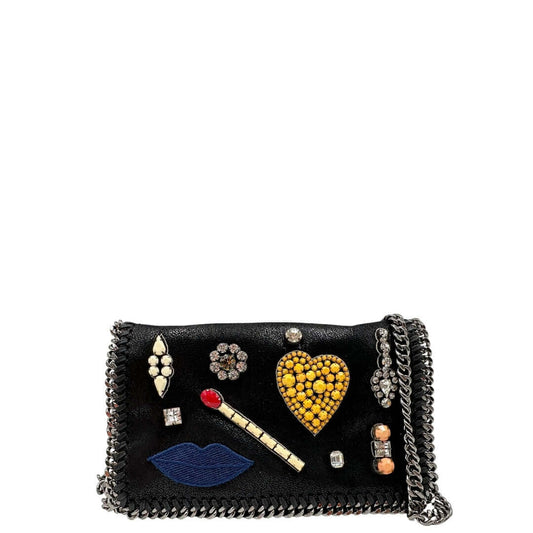 Borsa Stella McCartney in tessuto vegano nero impreziosita da patch decorativi con strass e pietre colorate. Rifinita con parti metalliche argentate e munita di una tracolla in catena. Completa di dustbag. Originale, usato, in condizioni eccellenti.