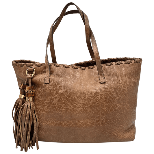 Shopper Gucci in pelle martellata marrone con parti metalliche dorate, munita di doppi manici; da indossare a spalla. Impreziosita d nappe decorative con dettagli bamboo. Completa di dustbag. Originale, usato, in condizioni ottime.