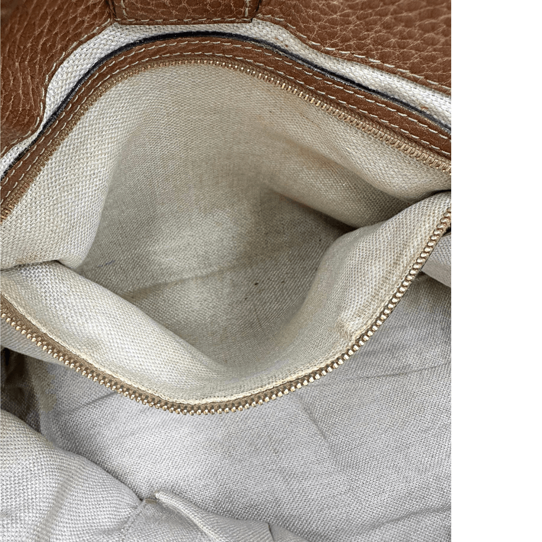 Interno tasca; Shopper Gucci in pelle martellata marrone con parti metalliche dorate, munita di doppi manici; da indossare a spalla. Impreziosita d nappe decorative con dettagli bamboo. Completa di dustbag. Originale, usato, in condizioni ottime.