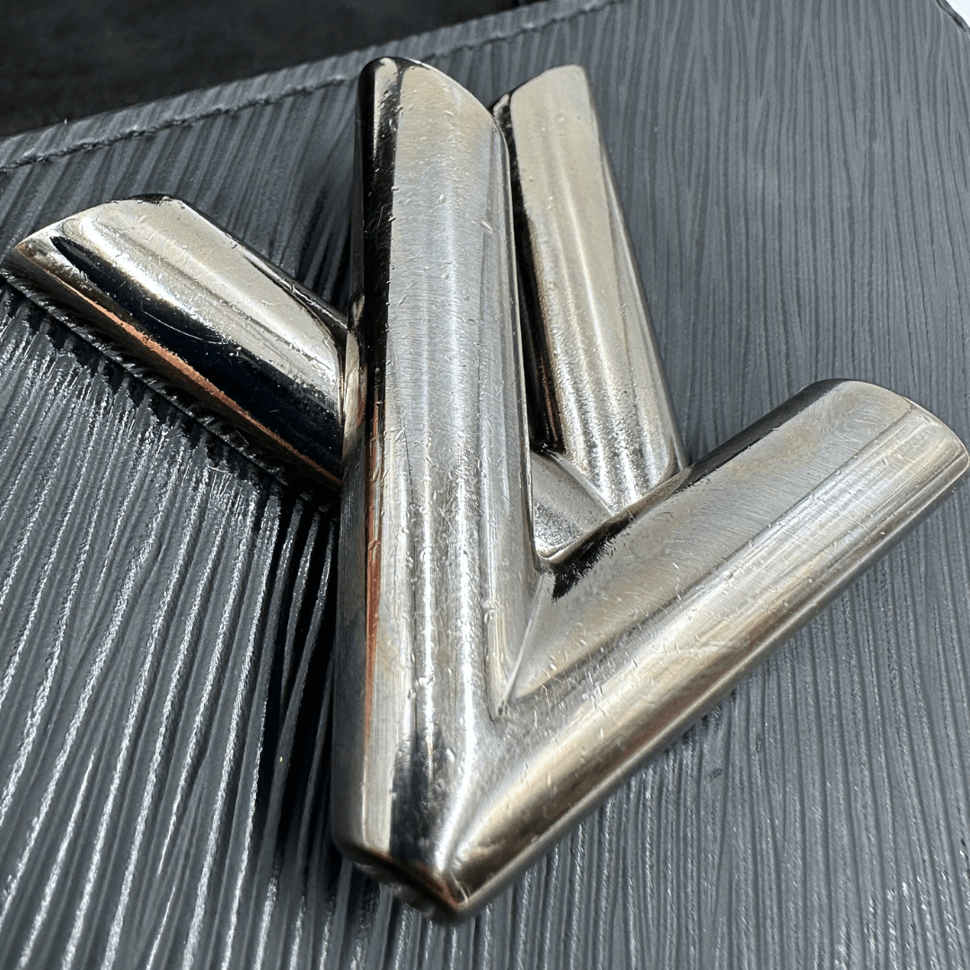 Borsa Louis Vuitton Twist PM in pelle Epi nera con parti metalliche argentate, munita di una tracolla scorrevole in catena e spallaccio. Rifinita con logo LV in metallo sul front. Originale, usato, in condizioni ottime.