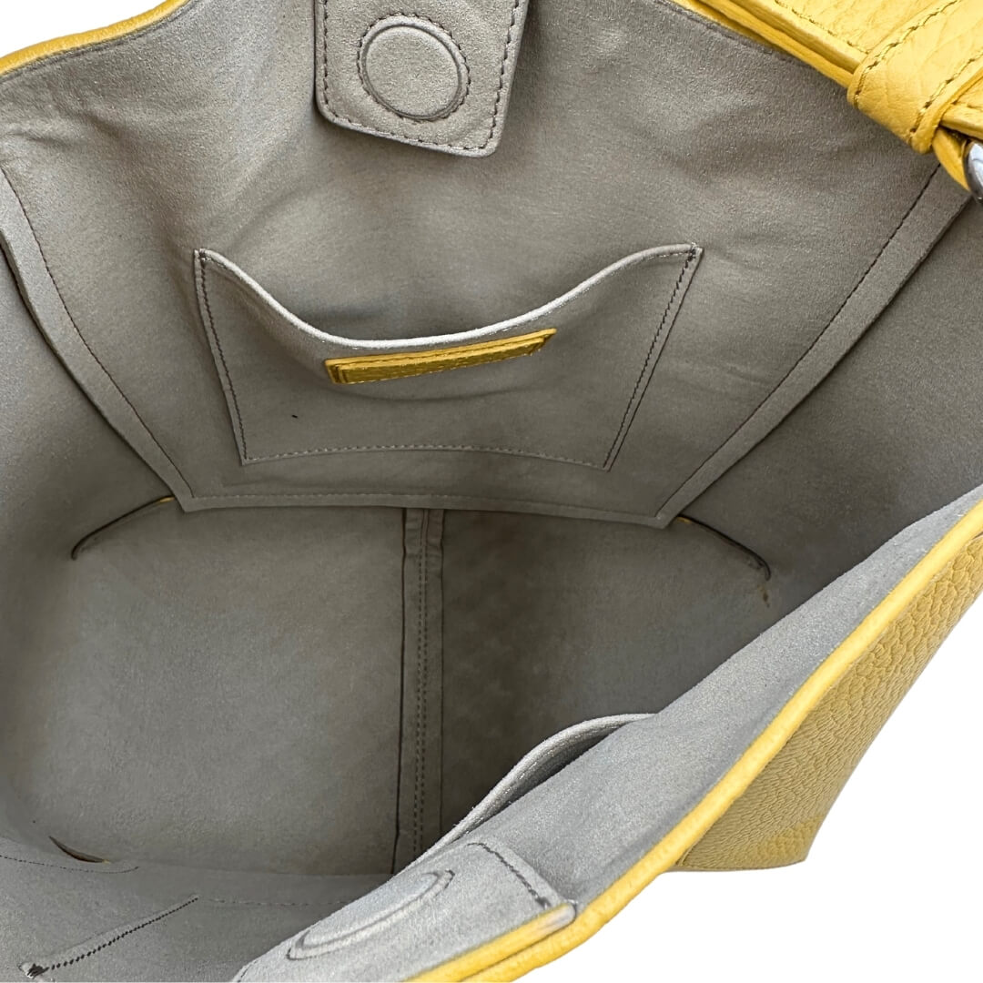 Interno Secchiello Orciani in pelle martellata gialla con parti metalliche argentate. Munita di un manico singolo e tracolla regolabile, e amovibile. Rifinita con logo lettering sul front. Completo di dustbag. Originale, usato, in condizioni ottime.