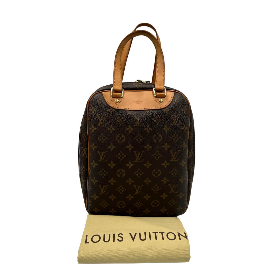 Borsa Louis Vuitton Excursion in canvas marrone monogram con finiture in vacchetta naturale e parti metalliche dorate. Da portare a mano. Completa di dustbag. Originale, usato, in condizioni ottime.