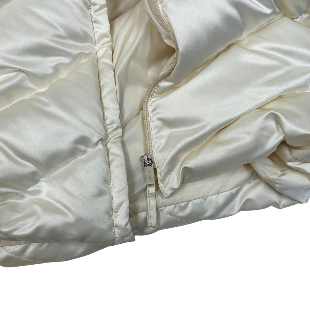 Dettaglio Giubbino Moncler in 100% poliestere bianco con chiusura a cerniera e doppie tasche aperte laterali. Originale, usato, condizioni ottime.