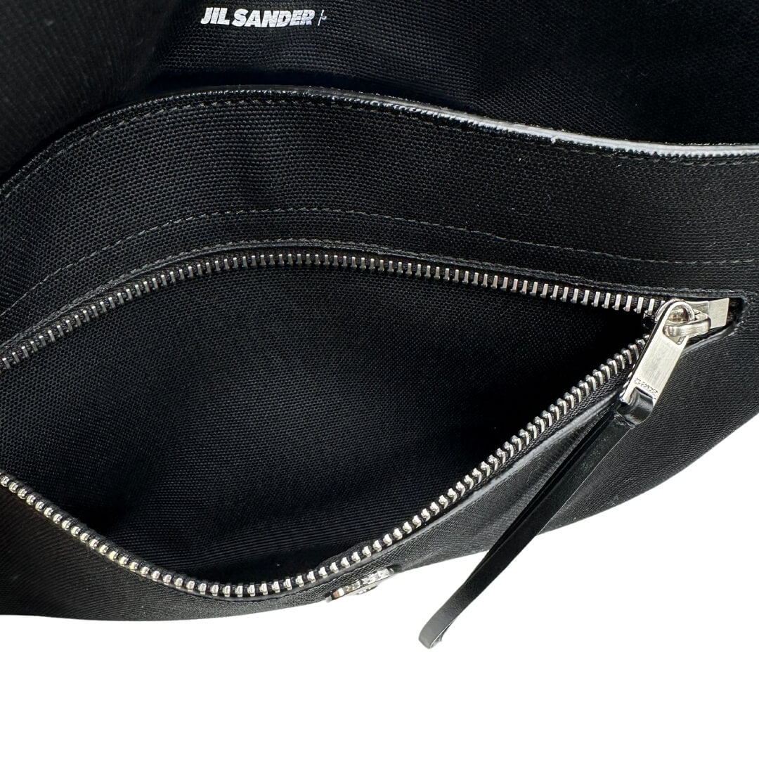 Borsa Jil Sander in tessuto nero con dettagli metallici argentati e tracolla regolabile