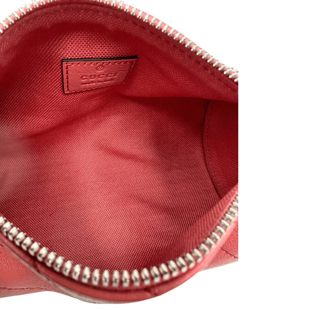 interno Borsa Gucci in pelle rosa trapuntata con parti metalliche argentate, munita di un manico regolabile, indossabile a spalla. La borsa presenta una struttura geometrica ben definita che massimizza lo spazio interno pur mantenendo proporzioni eleganti. Completa di dustbag, di lusso, originale, eccellenti condizioni, usata.