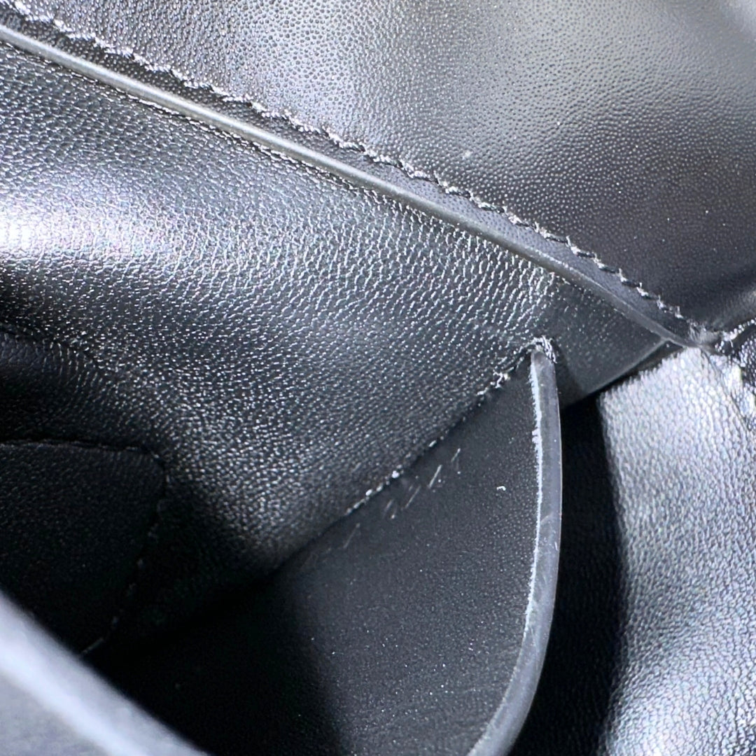 Codice seriale Borsa Givenchy in pelle nera dotata di una tracolla regolabile con dettagli metallici logati e chiusura frontale con il logo 4G in metallo argentato. Completa di dustbag. Originale, usato, in condizioni ottime.