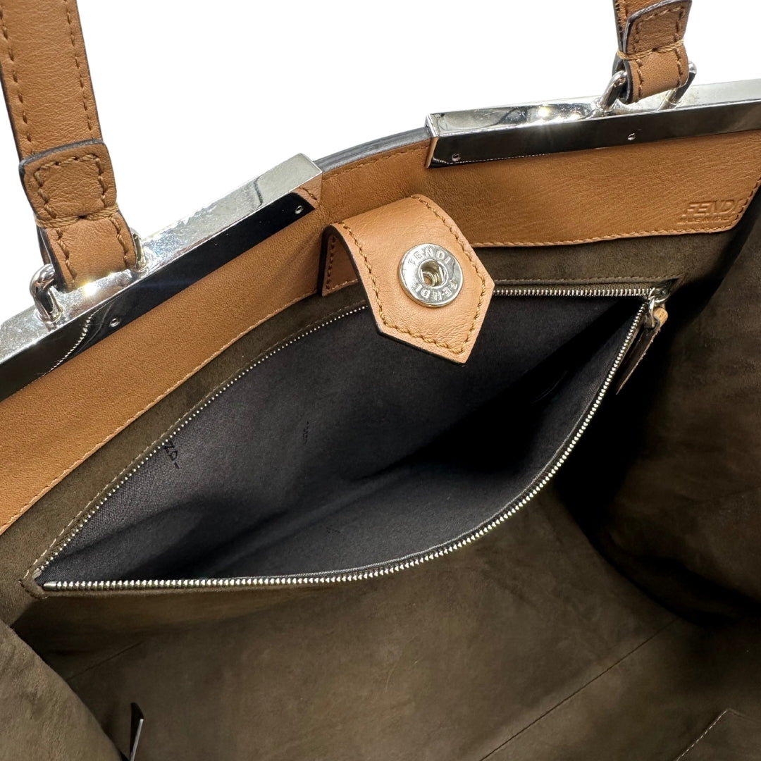 Tasca interna Borsa Fendi 3Jours in pelle saffiano color cammello con laterali in pelle liscia, rifinita con parti metalliche argentate; da indossare a spalla. Originale, di lusso, usato, condizioni ottime.