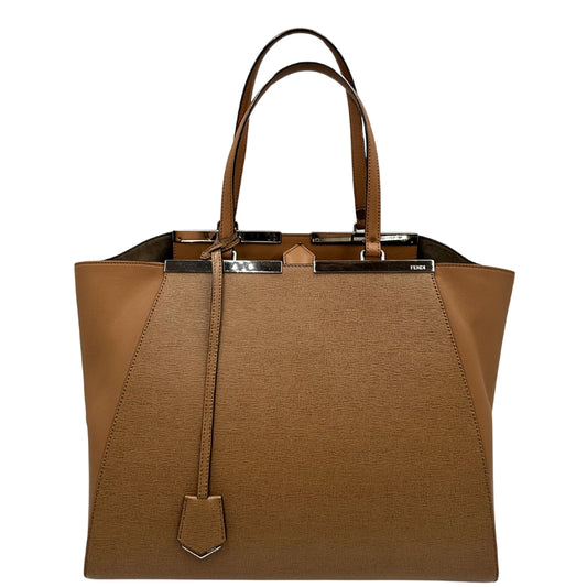 Front di una Borsa Fendi 3Jours in pelle saffiano color cammello con laterali in pelle liscia, rifinita con parti metalliche argentate; da indossare a spalla. Originale, di lusso, usato, condizioni ottime.