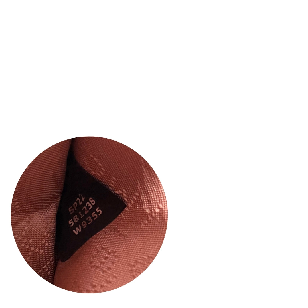 Etichetta interna della borsa Falabella con codice identificativo stampato in bianco su sfondo nero: “SP22, 581238, W9355”