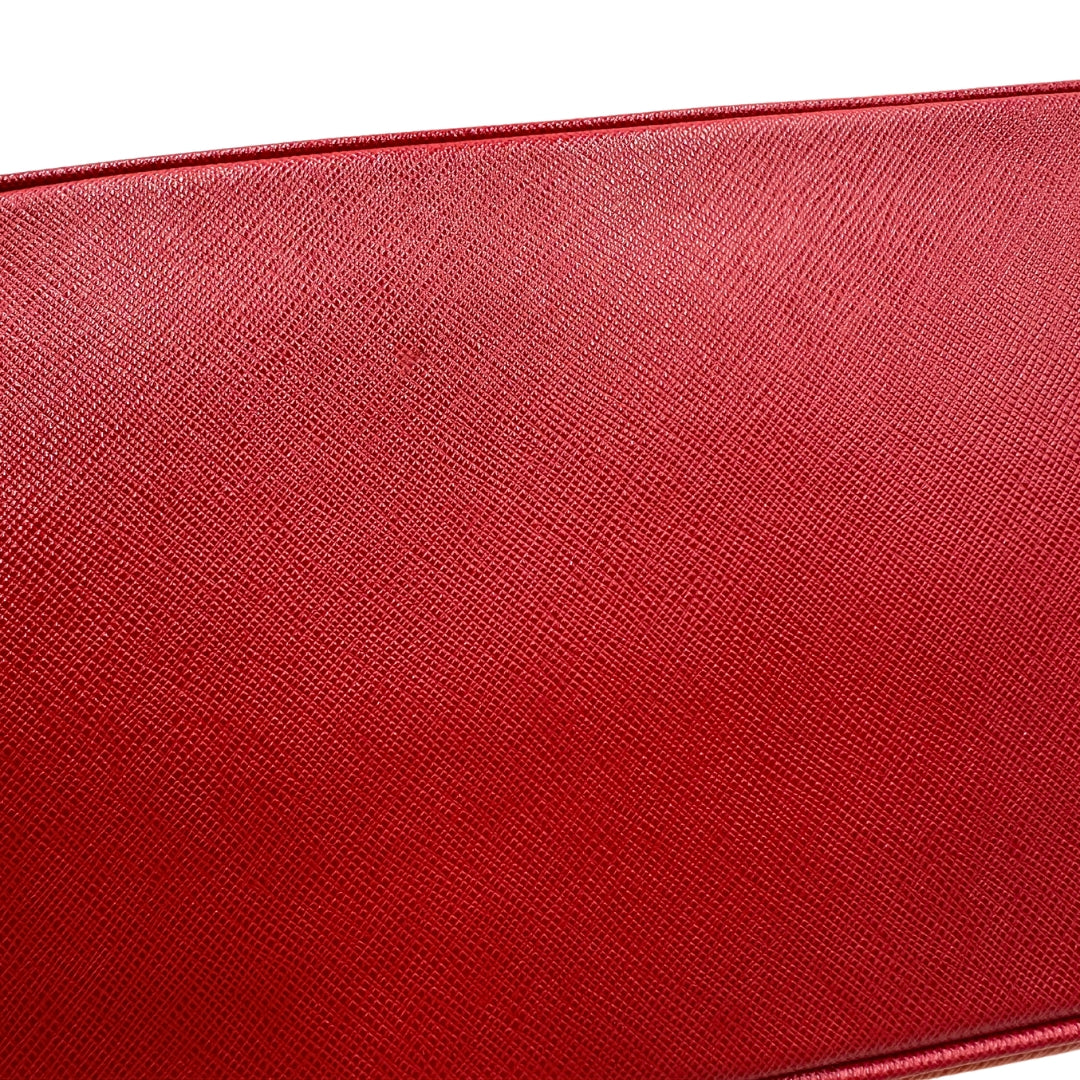 impercettibile segno alla base della borsa Prada Galleria Bicolor in pelle Saffiano arancione con laterali e base in rosso. Rifinita con parti metalliche dorate, doppi manici arrotondati con porta address e tracolla regolabile e amovibile. Competa di dustbag, originale, usato, in condizioni ottime.